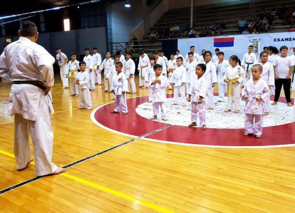 Puerto Iguazú: alumnos de la Escuela Municipal de Karate rindieron sus exámenes finales.