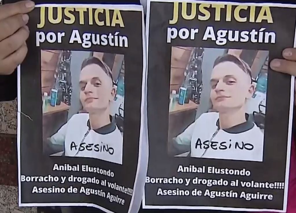 Familiares muestran un cartel de Justicia por Agustín con la cara del conductor borracho que lo atropelló.