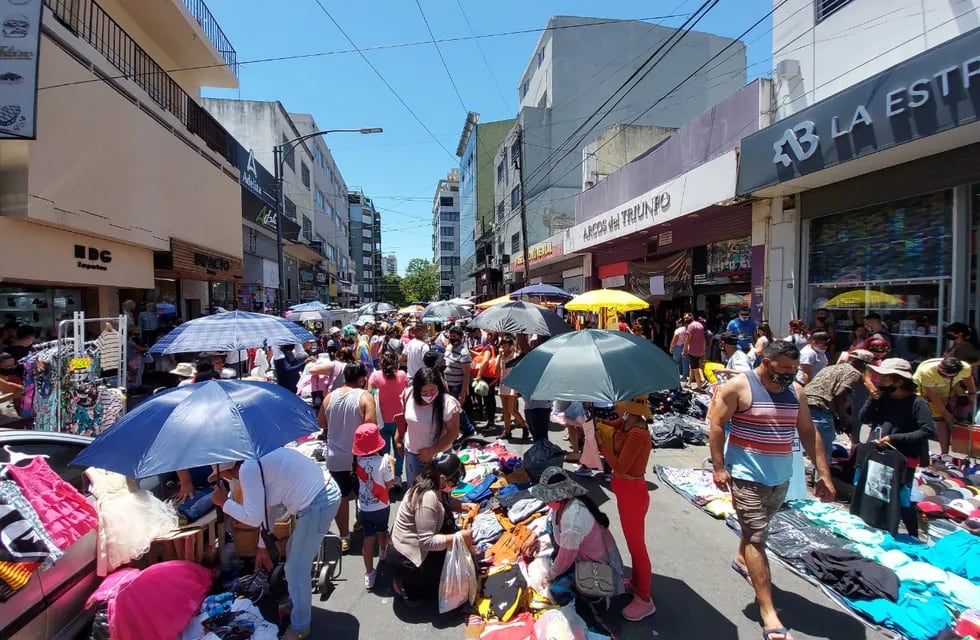 Desborde de gente en las compras navideñas en el barrio de Flores