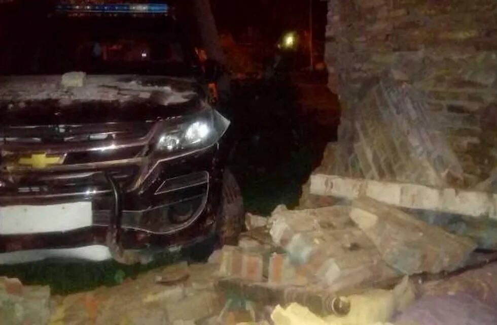 El patrullero derribó el viernes la pared de una casa en Grandoli y Laguna.