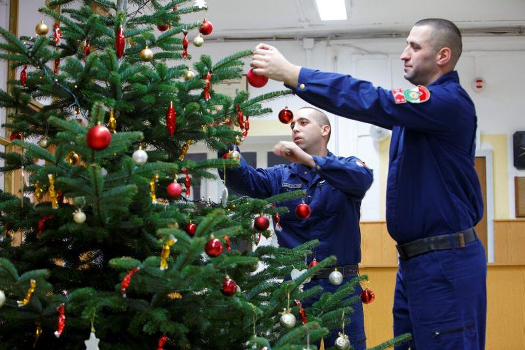 Bomberos de Budapest, Hungría, decoran su árbol de Navidad (EFE)