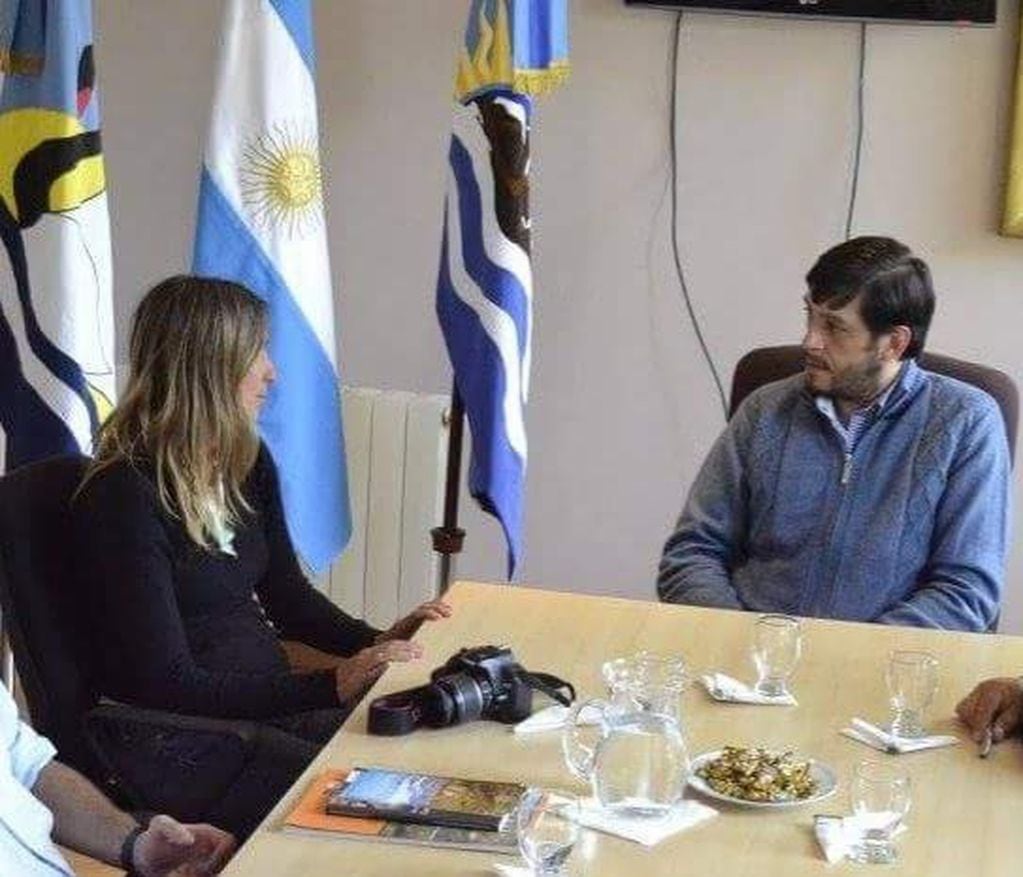 ONG Flora y Fauna Sofía Heinonen y Mauro Casarini, intendente de Perito Moreno