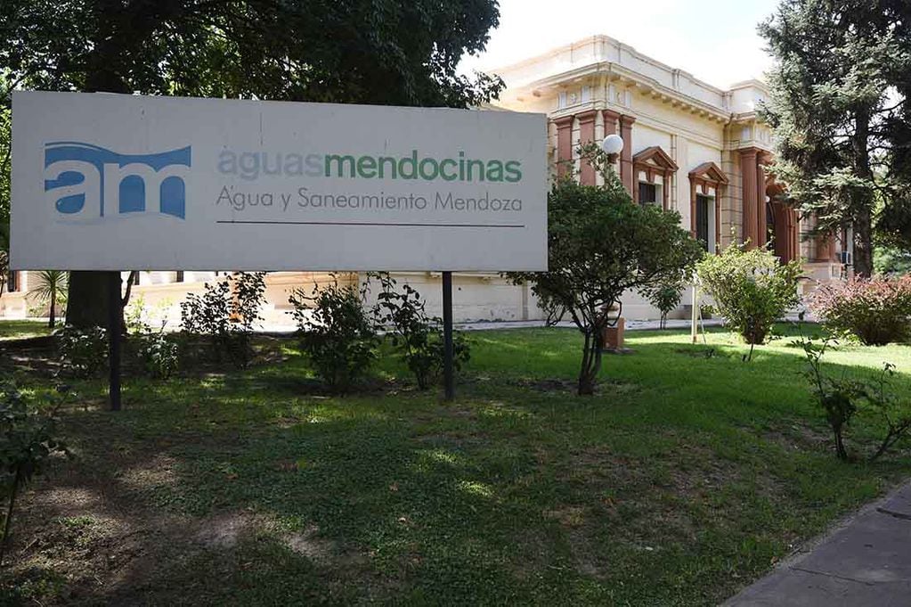 AySAM, Agua y Saneamiento Mendoza (Aguas Mendocinas) ubicado en calle Belgrano de Ciudad, Mendoza. 