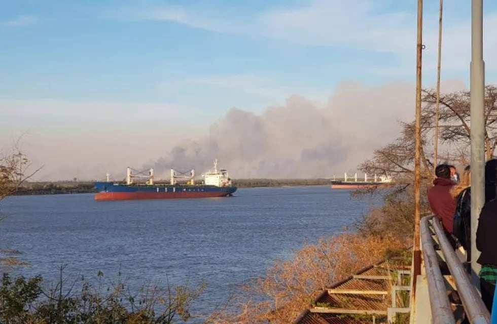 El humo cruzó el río a la altura de la costanera central durante toda la jornada. (Vía Rosario)