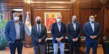 Rodríguez Saá junto a otros funcionarios y Eduardo Hecker