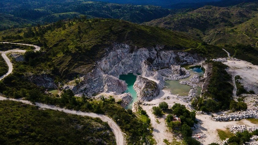 Un oasis turquesa en medio de piedras calizas.