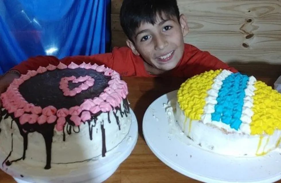 Joaquín Nahuel, el nene pastelero, mostró la torta que preparó por el cumpleaños de su papá.