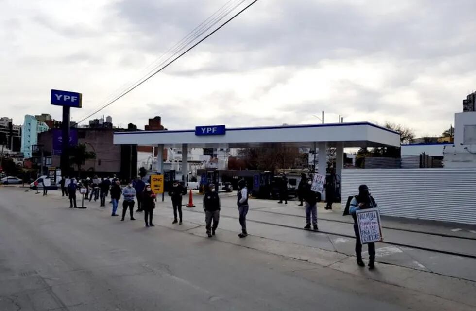 Nueva manifestación de trabajadores en Carlos Paz: continúan reclamando por sueldos adeudados.