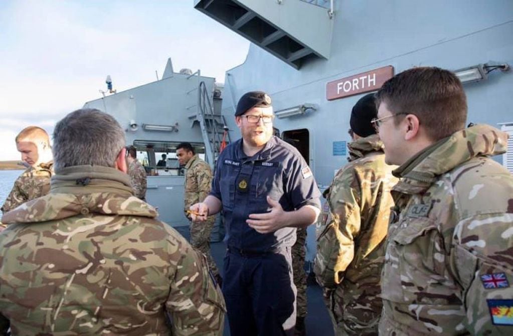 Personal del HMS "Forth" junto a soldados de ejército y fuerza aérea.