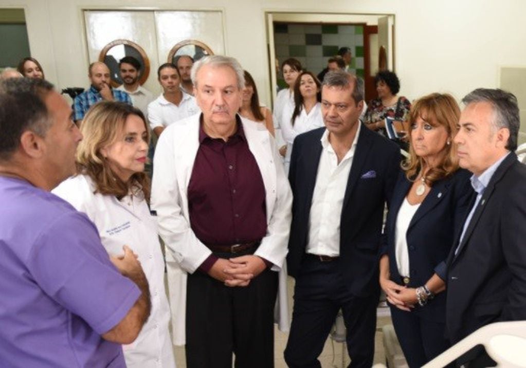Alfredo Cornejo en tras anunciar la refuncionalización de la Unidad Coronaria del Hospital Central, de Mendoza