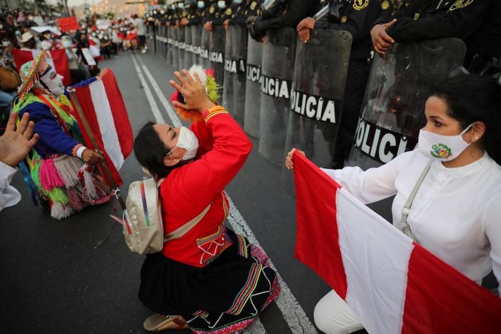 Protestas en Perú frente a la policía. (AP)