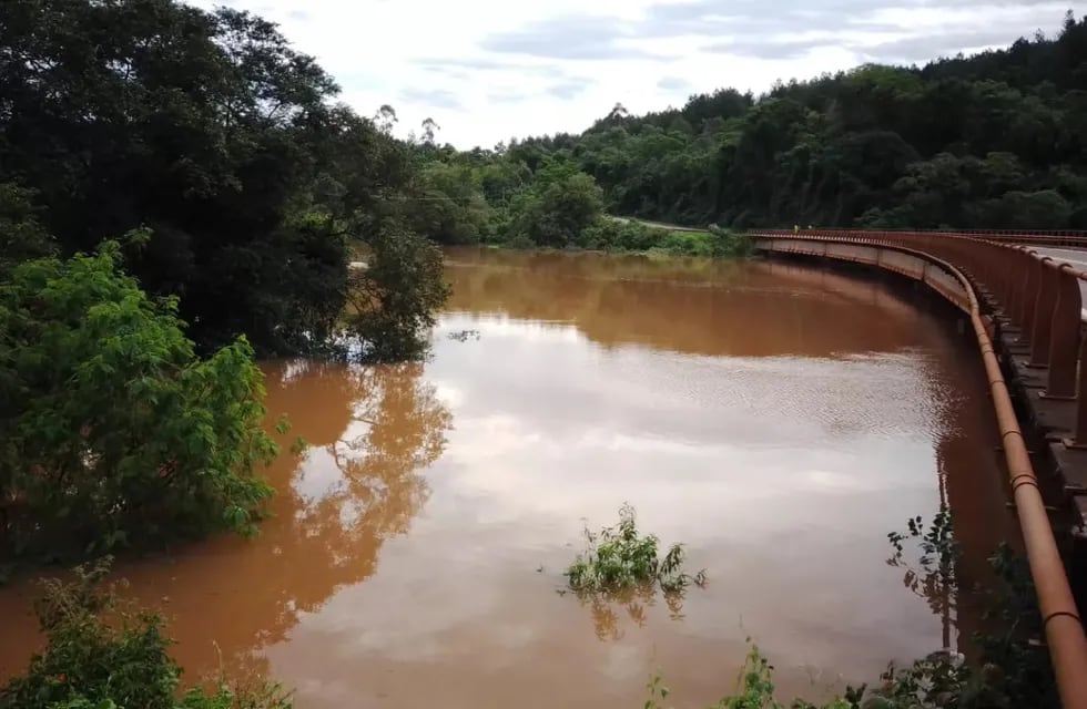 Crecida del río Paraná: clausuran el paso sobre el puente del arroyo Piray Guazú que conecta Montecarlo con Eldorado.