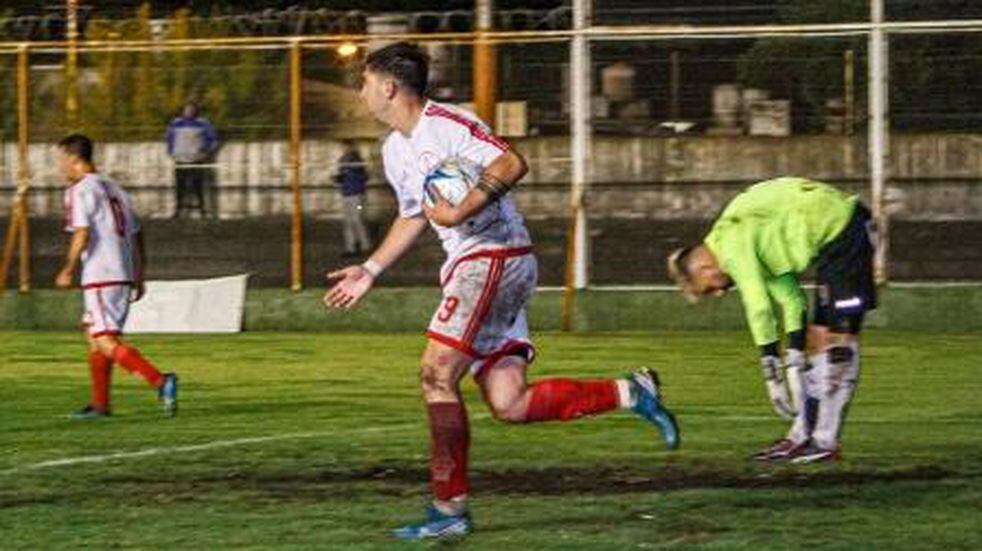 Agustín Zubillaga celebra el gol del empate de Huracán de Tres Arroyos