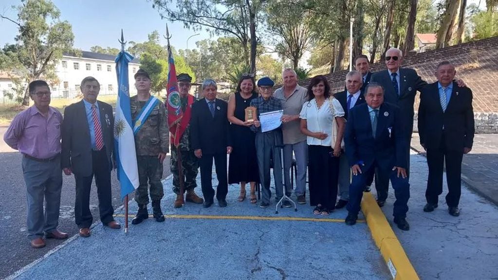 La Armada Argentina nombró a José Nemesio Bravo de 102 años como Decano de Aimara y Socio Honorario de la Infantería de Marina Argentina por el "Marinero más antiguo del país".