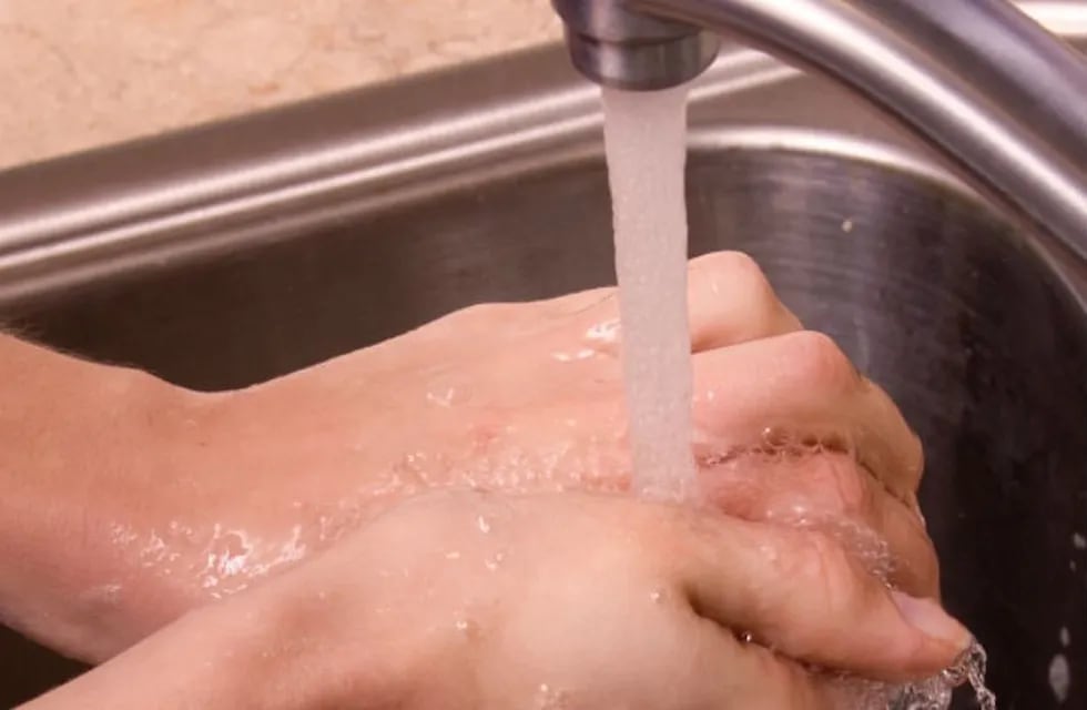 Lavarse las manos después de ir al baño es un factor de prevención clave para evitar el SUH y otras enfermedades infecciosas.