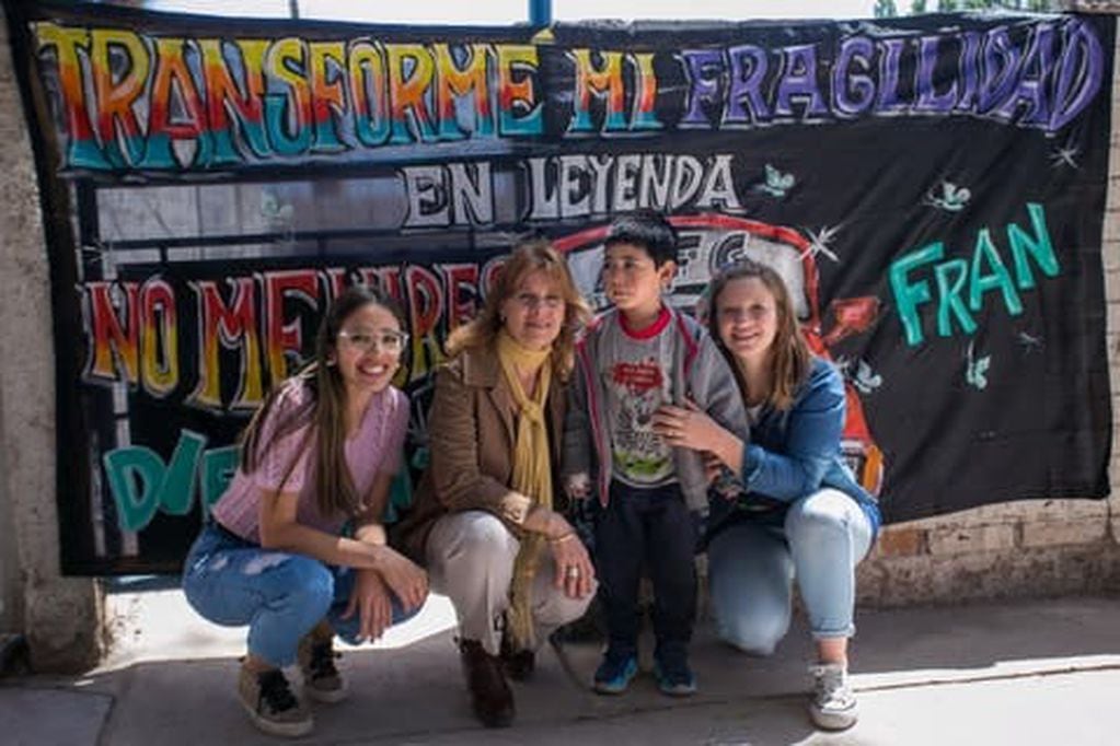 La historia de superación de Francisco Olguín: el nene mendocino con piel de cristal que conmovió a todo el país ahora tiene 5 años y va a la escuela.