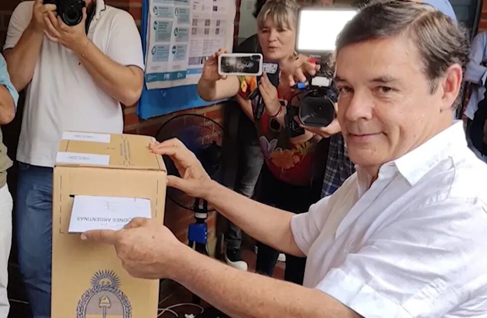 Elecciones 2023: sin dar declaraciones, Carlos Rovira, conductor de la Renovación en Misiones emitió su voto.