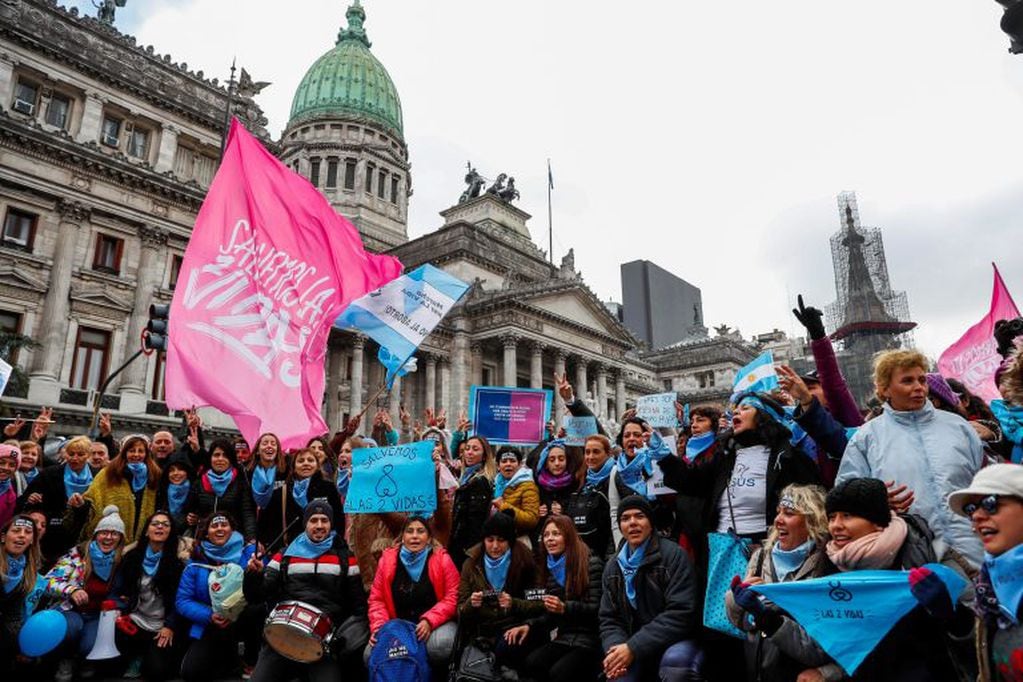 Personas en contra de despenalizar el aborto se manifiestan en el exterior del Congreso