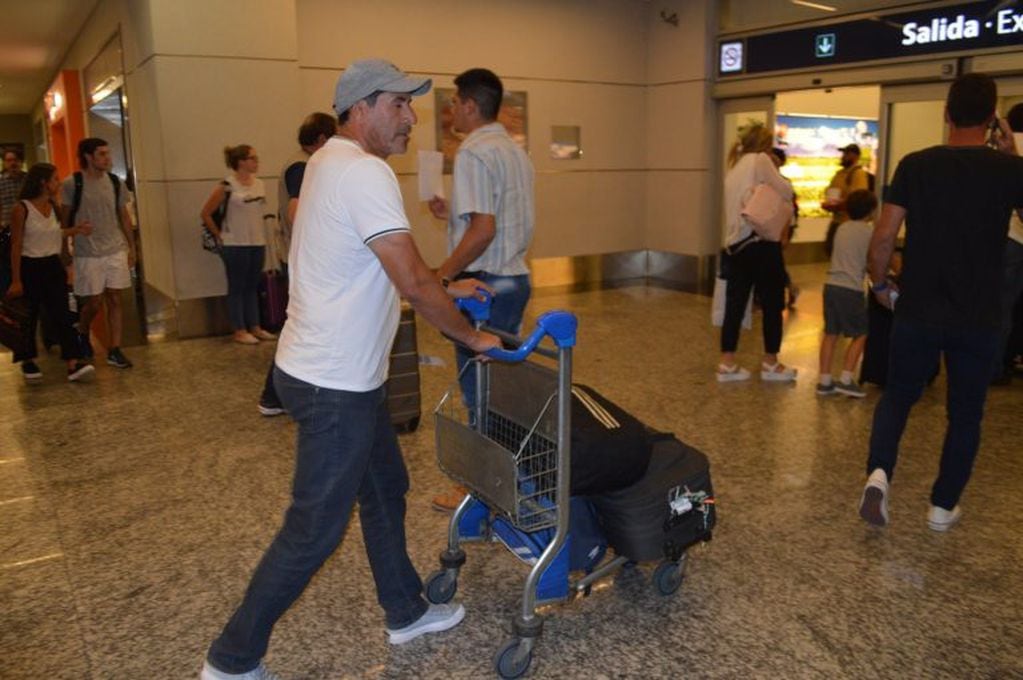 Gómez y su cuerpo técnico arribaron esta mañana al aeropuerto de Mendoza.