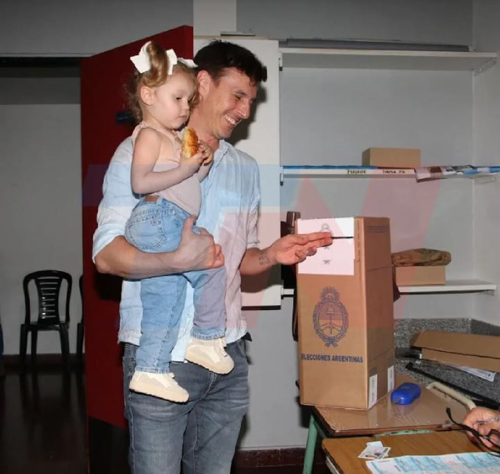 El divertido momento de Ana García Moritán cuando acompañó a votar a su papá