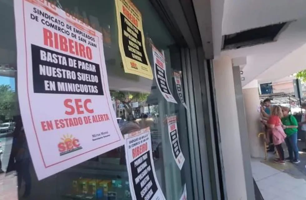 En las puertas de Ribeiro, los empleados protestaron por la falta de pago de sus sueldos.