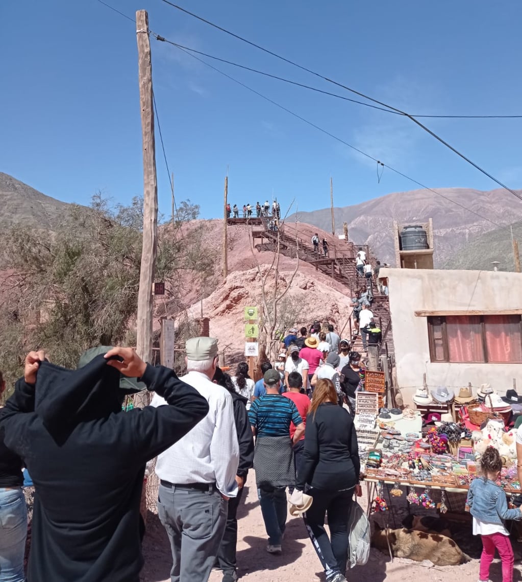Los visitantes hacen fila para acceder al mirador del cerro Porito y tener desde allí una extraordinaria vista panorámica del famoso cerro Siete Colores.