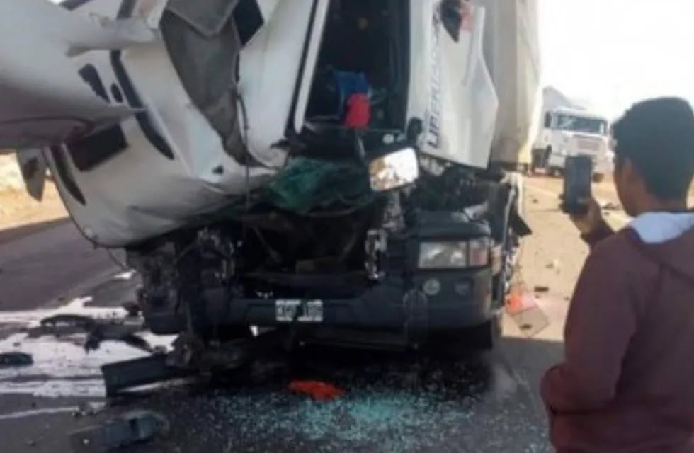 Violento accidente entre dos camiones en el Acceso Este de Mendoza.