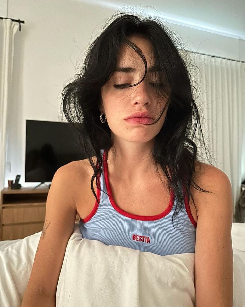 Lali Espósito compartió una foto desde la cama y sin querer mostró con quien durmió
