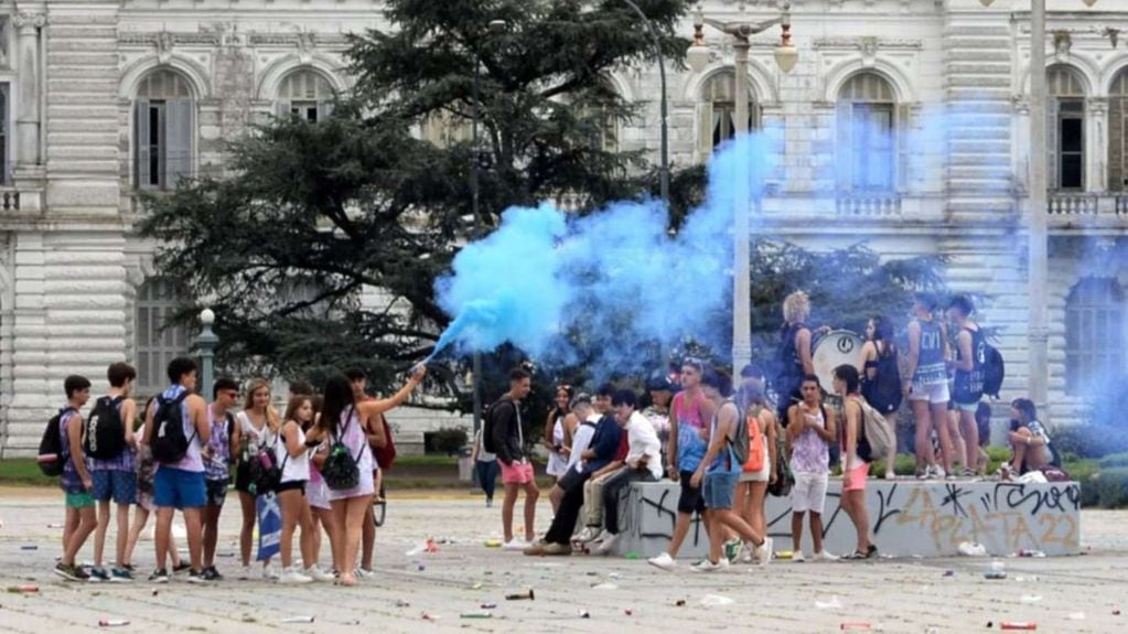 Jóvenes festejan su último primer día de clases (UPD)