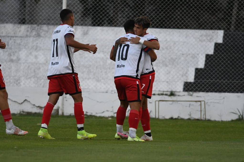 El festejo del gol del "Mágico" González. Foto: José Gutiérrez / Los Andes