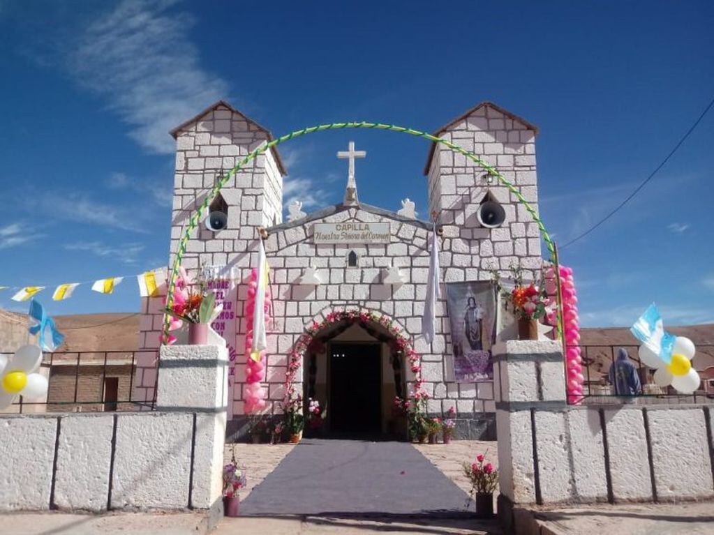 La capilla Nuestra Señora del Carmen, fue decorada para  la ocasión.