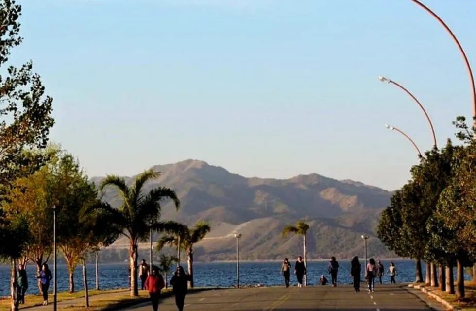 Costanera con gente en Villa Carlos Paz. Invierno 2020. (Foto: VíaCarlosPaz).