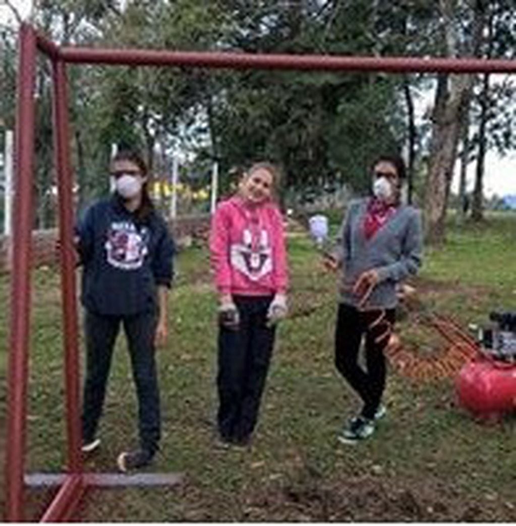 Las chicas de la técnica le dan la última mano a un arco de fútbol que usarán los alumnos de una escuela primaria de San Antonio. (Facebook Rafael Golemba)