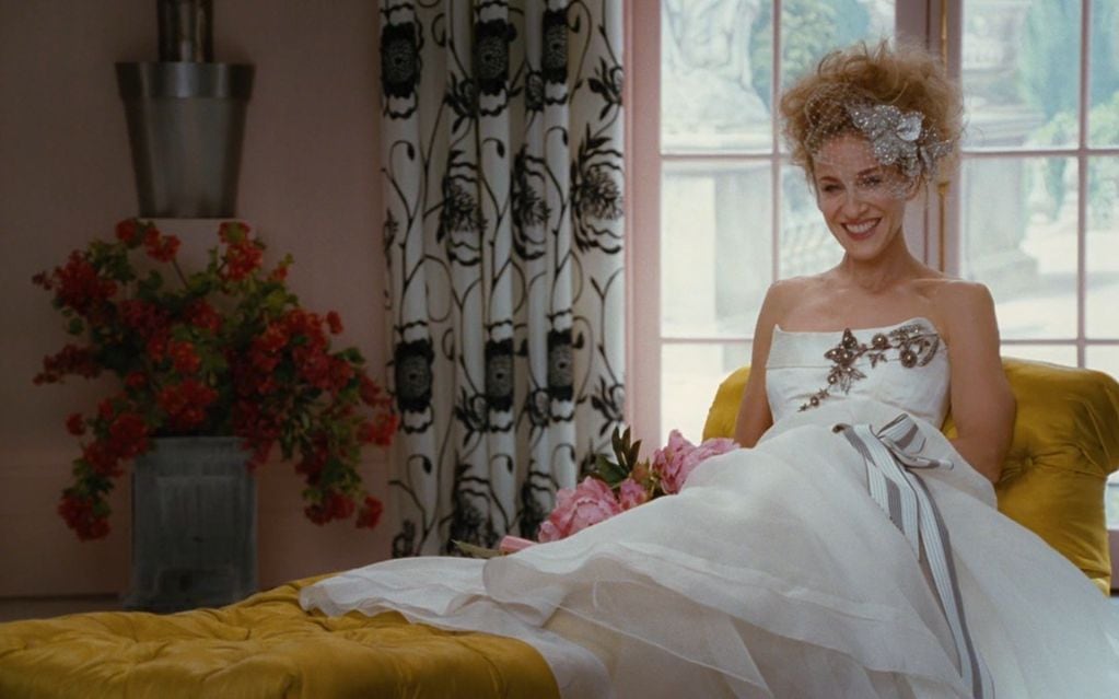 Uno de los vestidos de novia que la actriz luce para el shooting de la revista Vogue es Carolina Herrera.