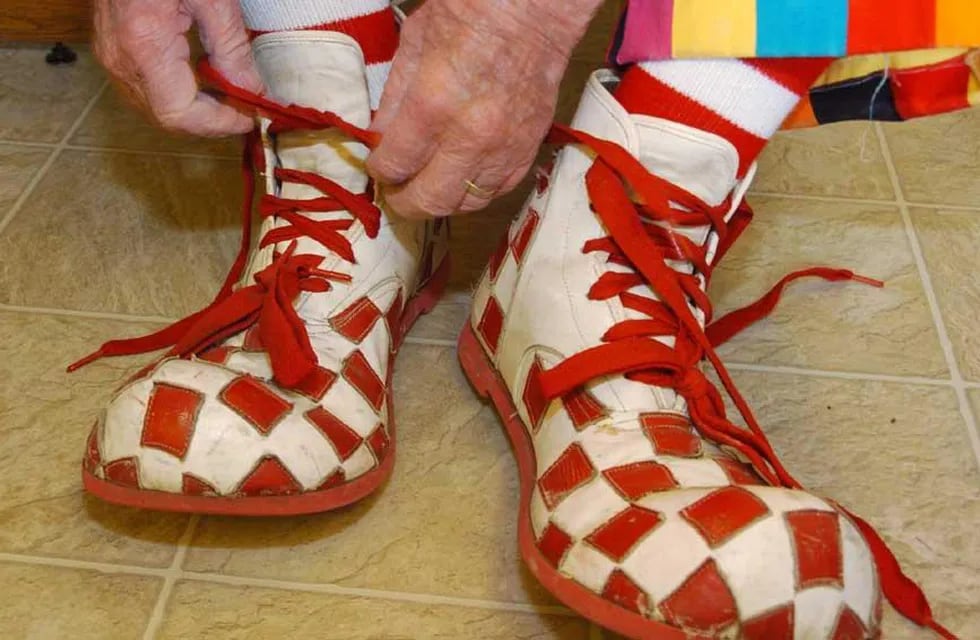 Un tiktokero utiliza zapatos de payaso, patas de rana y tacos aguja para desafiar su propia velocidad. Foto: AP/Matthew Brown/Archivo.