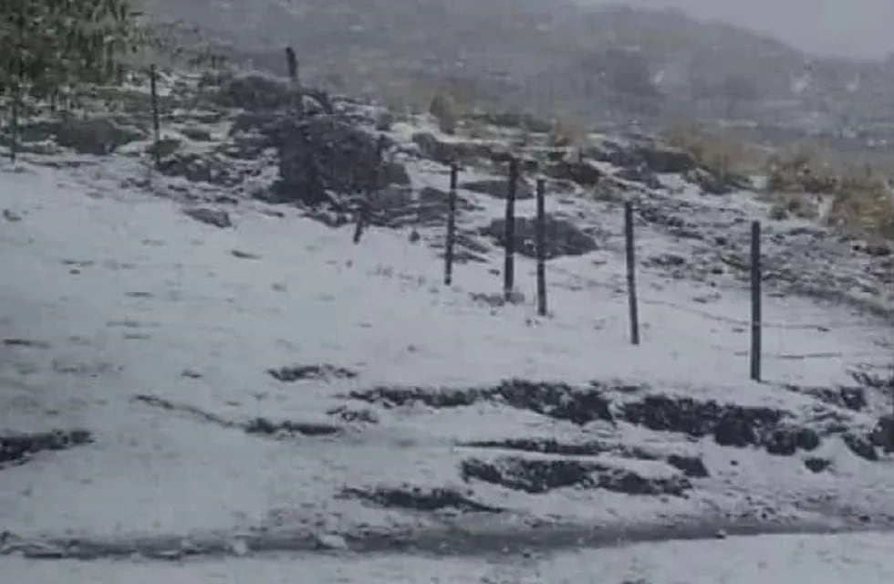 La primera nevada de 2021, en sierras de Córdoba (fotos de Geo Clima Traslasierra)