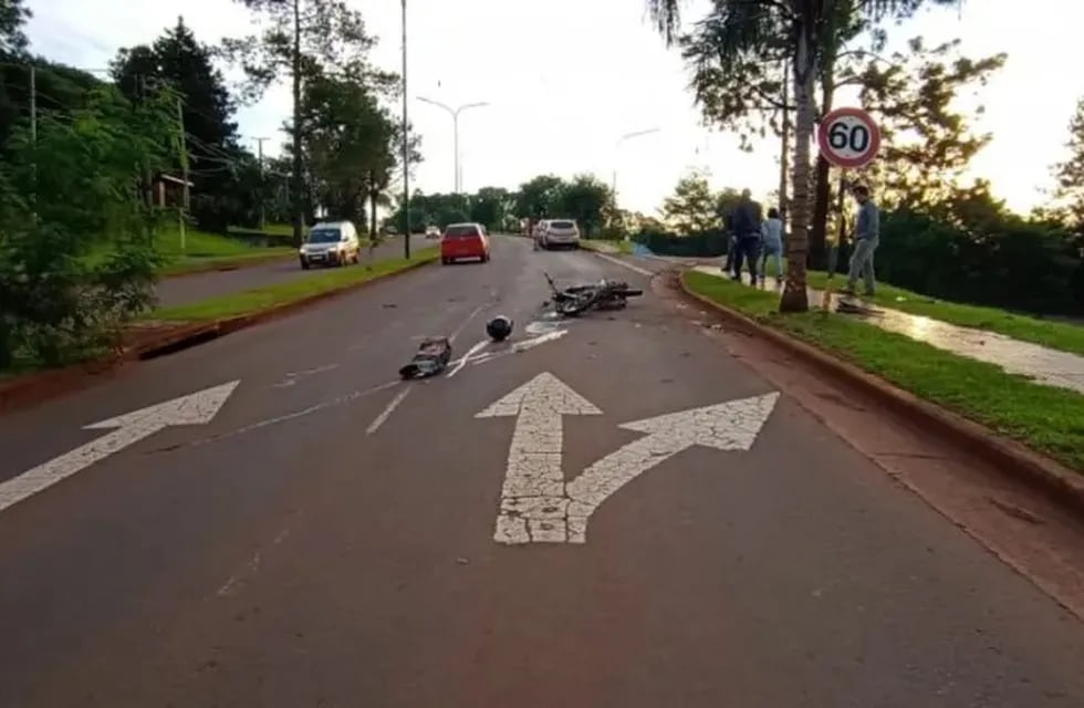 Oberá: un jubilado perdió la vida tras chocar su moto contra una palmera y un cartel.