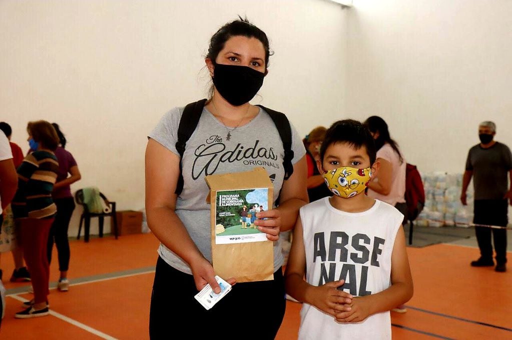 Una mujer y su niño tras recibir uno de los tres mil "kits de semillas" ya entregados.