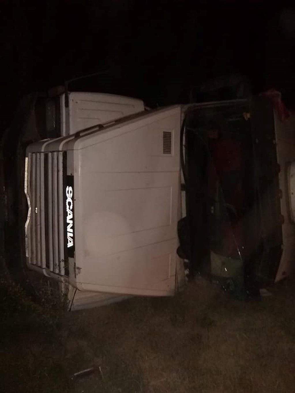 Un camión volcó en Villa Concepción del Tio