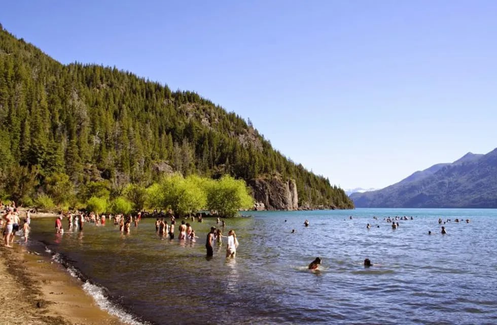 Lago Puelo se ofrece como destino turístico para la comunidad LGTB