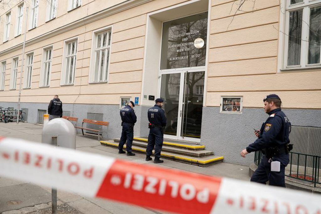 La policía custodia una escuela en Viena, Austria, que está aislada por una docentes que viajó al norte de Italia (EFE/EPA/FLORIAN WIESER)
