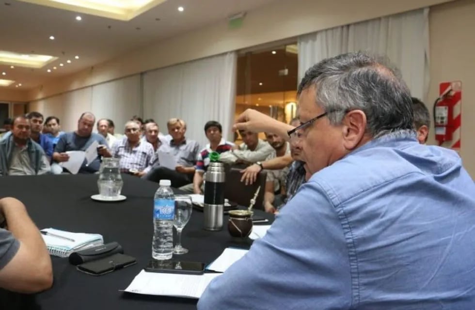 El gobernador Domingo Peppo se reunió con 50 productores de la Federación Agraria para llevar sus demandas a Nación.