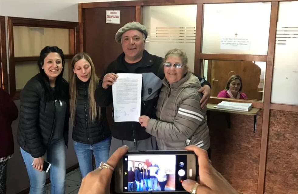 Vecinos autoconvocados con el Acta acuerdo firmado, Tolhuin Tierra del Fuego