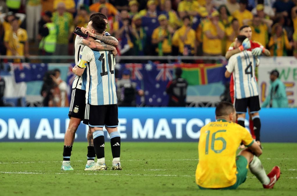 Argentina le ganó a Australia 2 a 1 y pasó a cuartos de final del Mundial Qatar 2022.
Foto: EFE