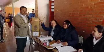 Elecciones PASO 2023: el gobernador de la provincia de Misiones, Oscar Herrera Ahuad, ya emitió su derecho constitucional
