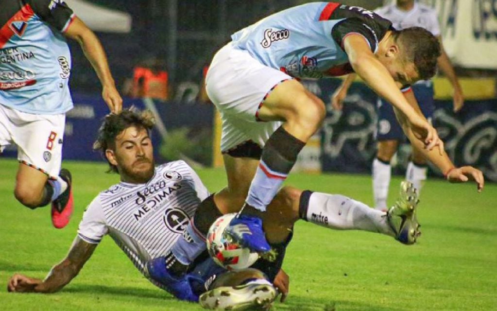 Independiente Rivadavia bajó a Brown de Adrogué, ganó 2-1 y clasificó al reducido.