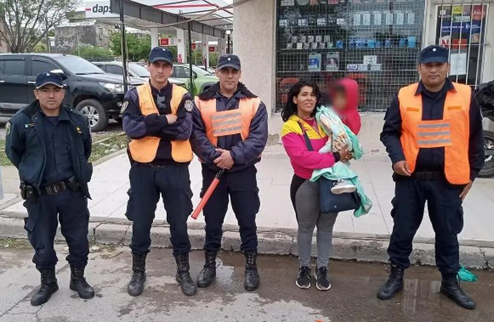 Tres policías de Santiago del Estero ayudaron a una madre a salvarle la vida a su hijo.