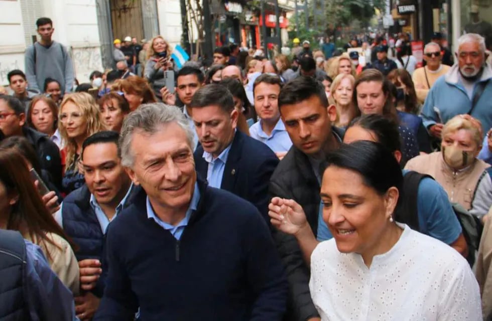 Mauricio Macri, en la peatonal de Córdoba.