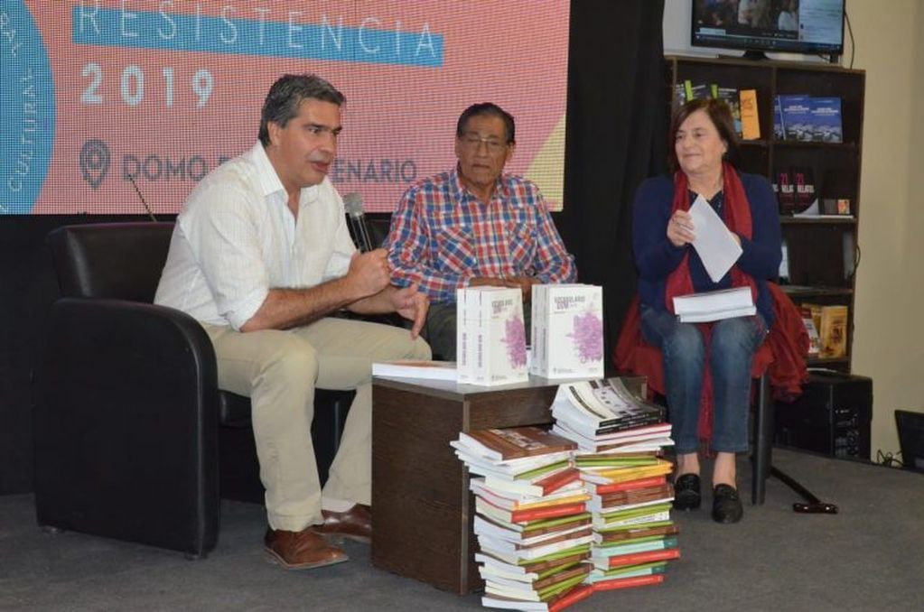 Capitanich acompañó a los autores que ayer presentaron sus obras en la Feria. (Prensa Municipalidad de Resistencia)