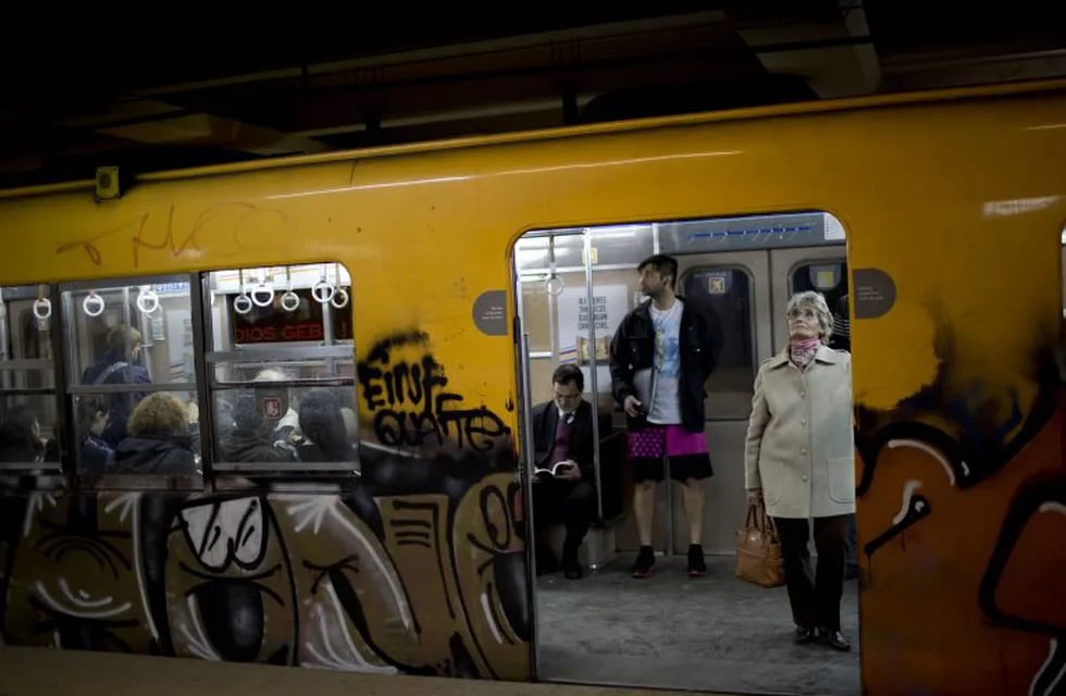 People wait for a subway train to take off in Buenos Aires, Argentina, Wednesday, Sept. 17, 2014. (AP Photo/Natacha Pisarenko) buenos aires  subterraneos subte linea C transporte pasajeros subtes